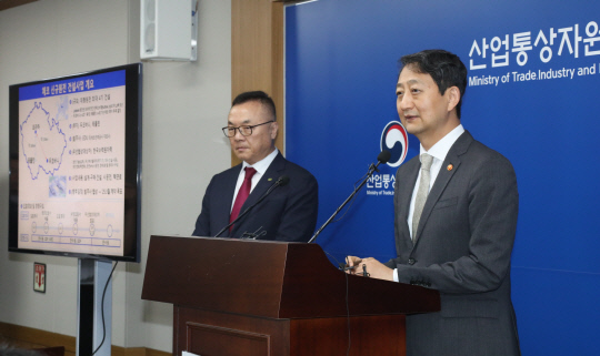 안덕근 산업통상자원부 장관(오른쪽)이 18일 오전 정부세종청사에서 체코 신규원전 건설사업 우선협상대상자 선정과 관련한 브리핑을 하고 있다. 왼쪽은 황주호 한국수력원자력 사장. [연합뉴스]